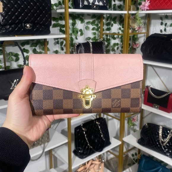 Louis Vuitton - Picture 2 of 10